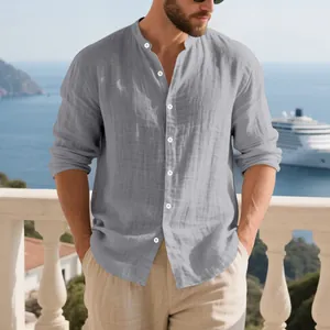 Gros plan d'une chemise Henley grise en lin à manches longues à texture respirante