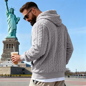 Détail d'un sweat à capuche gris en polaire jacquard pour homme à la Statue de la Liberté