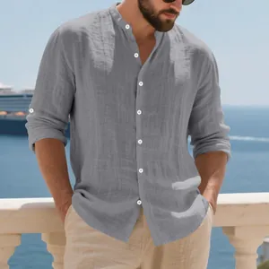 Détail d'une chemise grise en lin à col mandarin pour homme dans un décor côtier.
