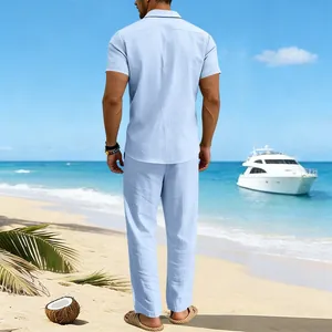 Vista posterior de conjunto de lino azul claro para hombre en la playa