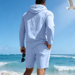 Achteraanzicht van een lichtblauwe linnen set met capuchonshirt en short voor heren