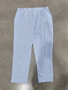 Vista posteriore dettagliata di pantaloni casual in lino azzurro da uomo su sfondo grigio