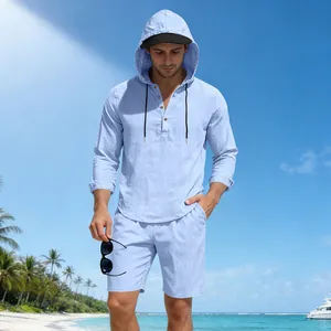 Heren linnen set met lichtblauw shirt met capuchon en korte broek voor strand