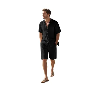 Herren Set aus schwarzem Leinenhemd und kurzen Hosen für sommerlichen Komfort im Freien