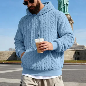 Vue détaillée d'un sweat à capuche en polaire bleu clair pour homme avec des motifs.