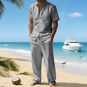 Conjunto casual de lino gris para hombre con camisa de manga corta y pantalón largo.