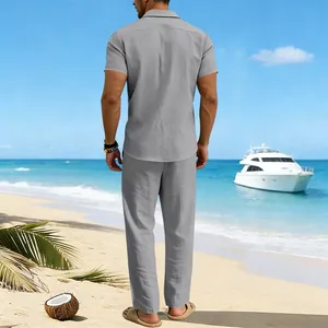 Vista trasera de un conjunto de lino gris para hombre con camisa y pantalón en la playa