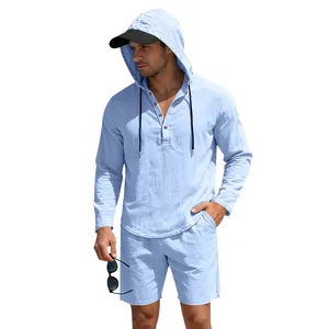 Lichtblauw linnen herenset met capuchonshirt en korte broek voor een casual strandlook