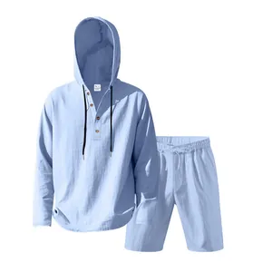 Lichtblauwe katoen-linnen herenset met capuchonshirt en korte broek voor strand