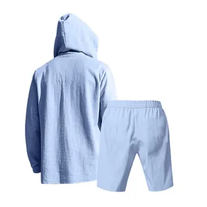 Gedetailleerd achteraanzicht van lichtblauw linnen set met hoodie en korte broek