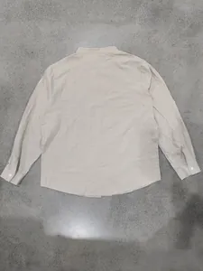 Vue arrière détaillée d'une chemise décontractée en lin à manches longues pour hommes beige