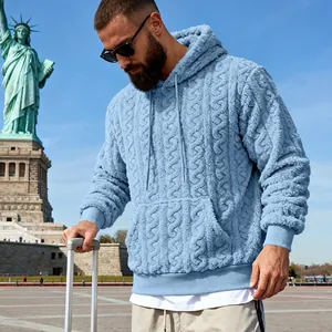 Vue détaillée d'un sweat à capuche bleu clair porté par un mannequin à New York