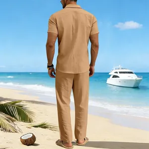 Detalle de la espalda de un conjunto de lino caqui que muestra la textura y el ajuste playero