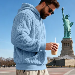 Vue de profil du sweat à capuche pour homme en polaire bleu clair torsadée en plein air