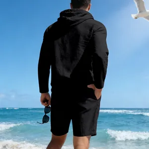 Gedetailleerd achteraanzicht van zwarte linnen strandset met capuchon en short.