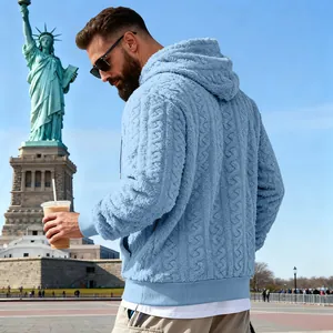Vue détaillée de dos d'un sweat à capuche en polaire bleu clair avec motif torsadé