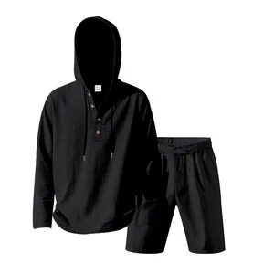 Ademende heren zwarte linnen hoodie en korte broek tweedelig strandsetje outfit.