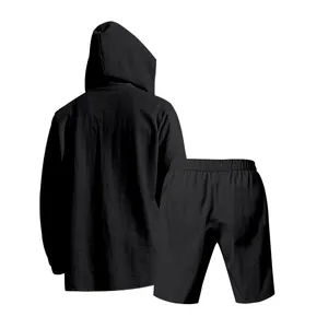 Achteraanzicht van het zwarte linnen herenshirt met capuchon en korte broek set.