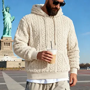 Détail d'un sweat à capuche en polaire teddy crème pour homme avec maille torsadée.