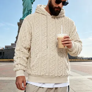 Détail montrant la texture épaisse du molleton jacquard teddy de ce sweat à capuche crème pour homme.
