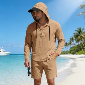 Heren linnen set met hoodie shirt en korte broek in kaki op een zonnig strand