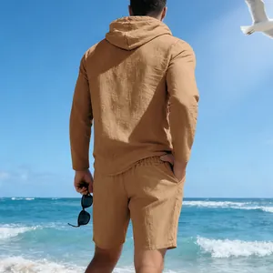 Achteraanzicht van de linnen strandset voor heren met capuchon in camelkleur.