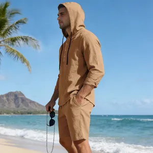 Heren linnen set met hoodie shirt en korte broek op een zonnig tropisch strand getoond