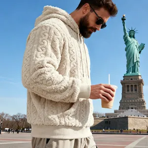 Vue détaillée de face d'un sweat à capuche homme en polaire teddy torsadée crème