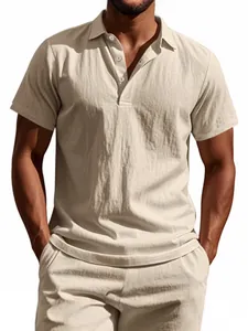Polo de lino transpirable para hombre, corte relajado y elegante estilo informal en blanco roto.
