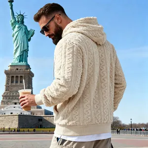 Vue détaillée d'un sweat à capuche en polaire teddy pour homme dans un décor extérieur