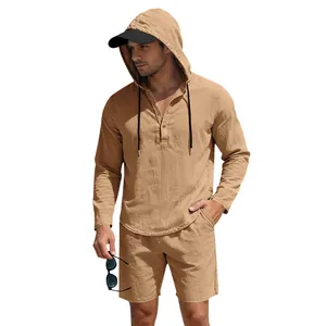 Complete herenset van kaki linnen met shirt met lange mouwen, capuchon en shorts