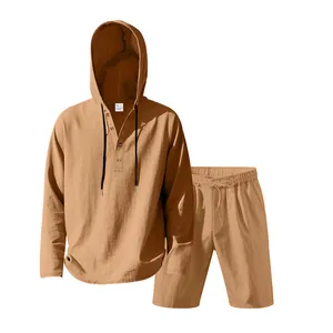 Detailoverzicht van de ademende linnen herenset met hoodie-shirt en korte broek voor het strand.
