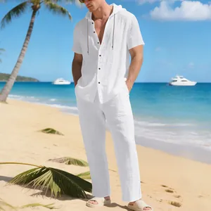 Herren Set aus weißem Leinen mit Kapuzen-Kurzarmhemd und gerader Hose für den Strand