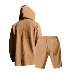 Achteraanzicht van een ademende linnenmix set voor heren met hoodie shirt en korte broek