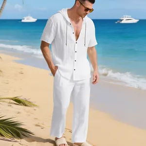 Makro-Detailansicht des weißen Leinen-Herrensets mit Kapuze für den Strandurlaub.