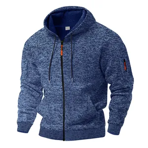 Dettaglio frontale che mostra texture e zip su una felpa con cappuccio blu pesante