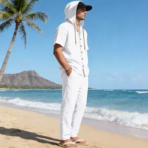 Detailansicht eines lässigen Sommer-Outfits für Herren mit weißem Leinen-Kapuzenhemd