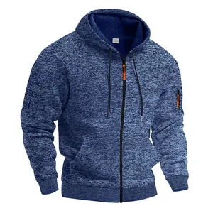 Dettaglio della felpa sportiva in pile cationico blu con cerniera arancione e tasche