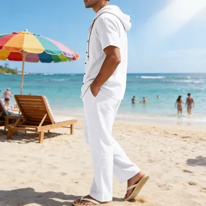 Lässiges weißes Herren-Leinen-Set mit Kapuzenhemd und gerader Hose für den Strand.
