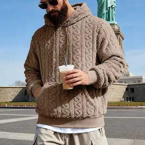 Style de vie en plein air d'un sweat à capuche pour homme en polaire peluche marron