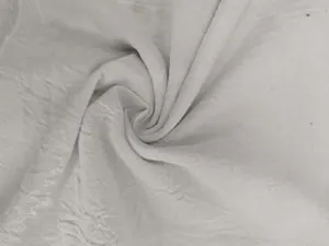 Gros plan détaillé de la texture d'un tissu en coton et lin blanc respirant et froissé