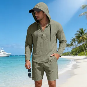 Heren linnen strandset in saliegroen met shirt met capuchon en korte broek voor zomer.