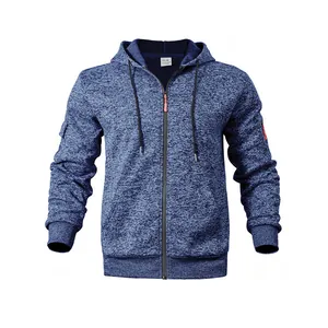 Vista dettagliata della felpa con cappuccio da uomo blu con cerniera e fodera in pile