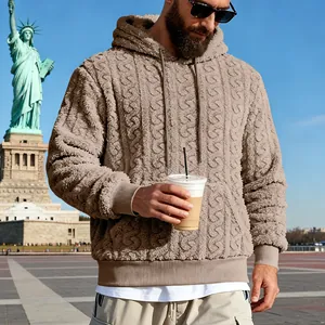 Détail extérieur d'un sweat à capuche en polaire jacquard marron pour hommes chic