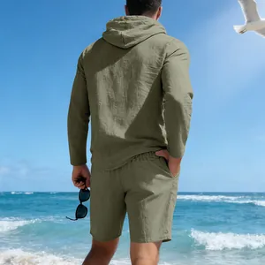 Achteraanzicht van linnen set voor heren met hemd met capuchon en korte broek op strand
