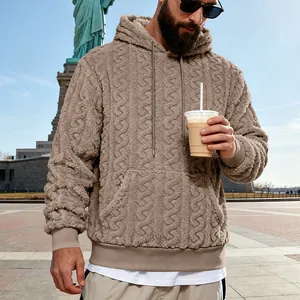 Vue détaillée d'un sweat à capuche en polaire pour homme avec motif torsadé.