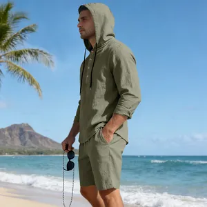 Casual linnen set voor heren met hoodie-shirt en short in een mooie strandomgeving