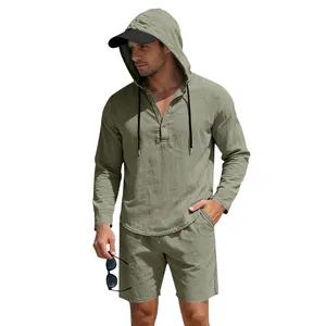 Heren linnen set met hoodie shirt en korte broek in saliegroen voor strand en vrije tijd.