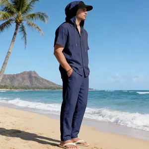 Herren Set aus marineblauem Leinenhemd mit Kapuze und Hose am sonnigen Strand