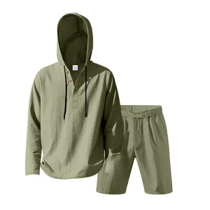 Detailweergave van saliegroene linnen herenoverhemd met capuchon en korte broek